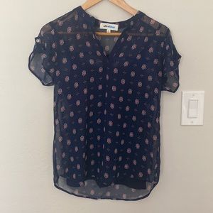 Short sleeve v-neck blouse size small